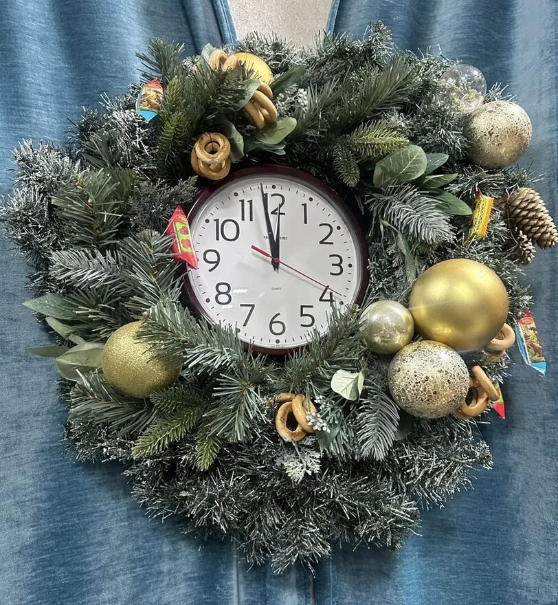 Всероссийский творческий конкурс «Пока часы двенадцать бьют...»  - детский рисунок, поделка, творческая работа, категория школьники, 3 класс, дистанционный конкурс, школьный конкурс