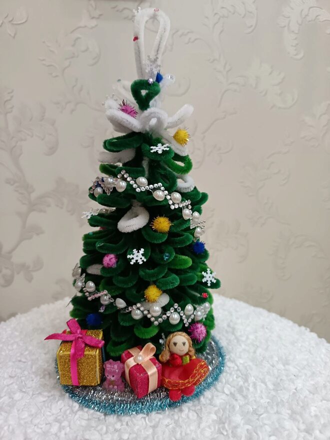 Всероссийский творческий конкурс «Пока часы двенадцать бьют...»  - детский рисунок, поделка, творческая работа, категория школьники, 4 класс, дистанционный конкурс, школьный конкурс