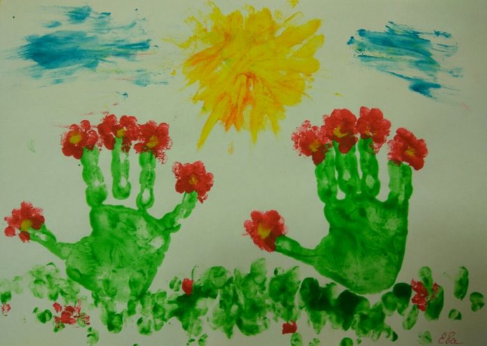 Рисование ладошками цветы. Нетрадиционная техника рисования. Рисование красками для детей. Нетрадиционное рисование для детей. Рисование в старшей группе.